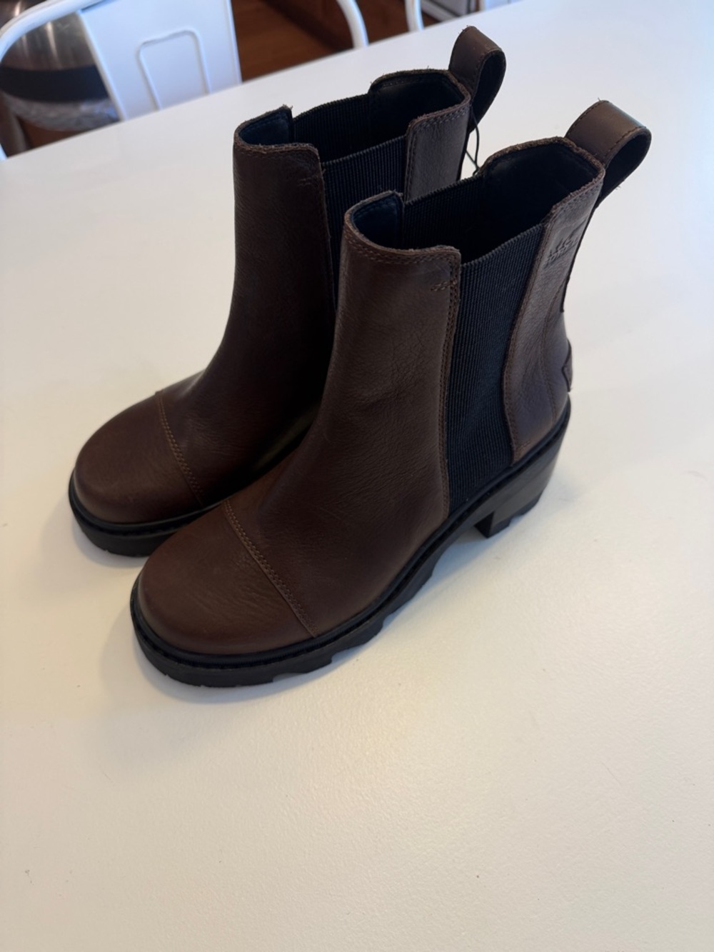 Sorel Women's Dark Brown Leather Chelsea Boots Sz 8.  NWOB. Box19
